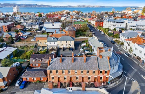 Battery Point Apartment | Portsea Place - Chic queen studio and parking