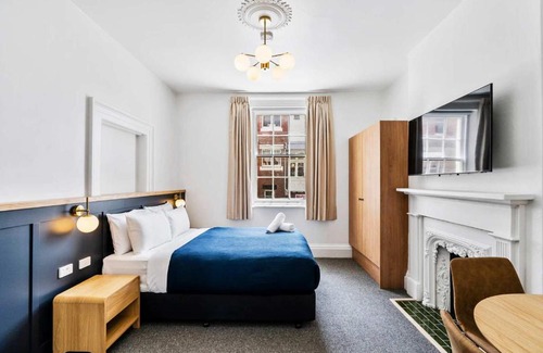 Battery Point Apartment | Portsea Place - Chic queen studio and parking