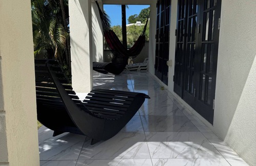 Douglas Apartment | Portzvue Charming 2-bedroom apartment with WiFi, AC nestled in St. Peter