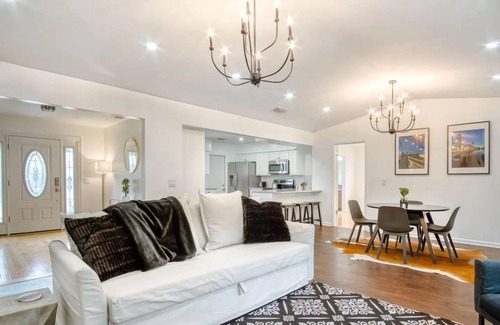 Southside House | Posh Pool and Pond Landing