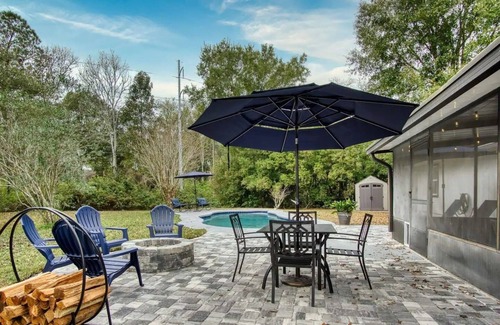 Southside House | Posh Pool and Pond Landing