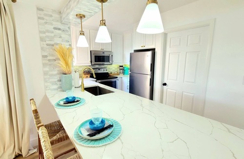Jupiter Condo | POSHPADZ Villa Hermosa, Sleeps 6, Water View, Walk to Jupiter Beach, Pool,Tennis