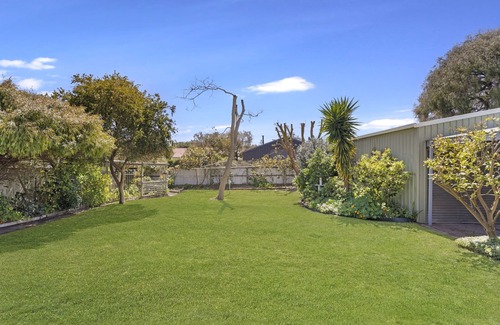 Busselton House | Possum Cottage on Adelaide St, 3 bedroom 2 bathroom walk to beach jetty and town