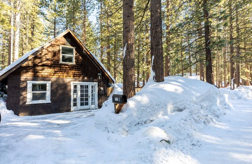 South Lake Tahoe House | Postmasters Cottage 2bdr w/hottub