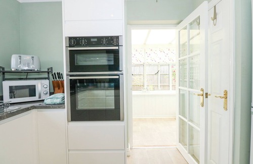 Dersingham Cottage | POTTER'S RETREAT, pet friendly, with a garden in Dersingham