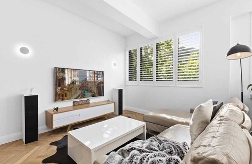 Woolloomooloo Apartment | Potts Point — Stylish and Spacious Retreat 2BR