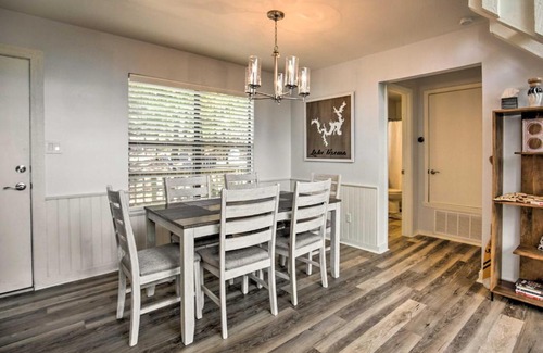 Pottsboro House | Pottsboro Cabin with Deck - 1 Mile to Lake Texoma!