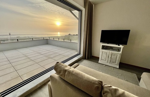 A Ver-o-Mar Apartment | Povoa de Varzim-Sleeps4-Beachfront-Ac-Parking