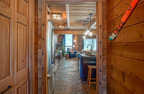 Snowshoe House | Powder Monkey 2, 2 Bedrooms Plus Sleeping Loft, 2 Full Baths, Slope Side, Gas Fireplace