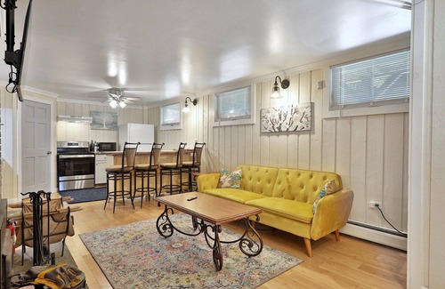 Killington House | Powder Park Place: Lower Unit. Cozy and close to the Mountain! Discounted ski rentals.