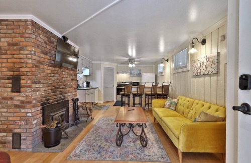 Killington House | Powder Park Place: Lower Unit. Cozy and close to the Mountain! Discounted ski rentals.