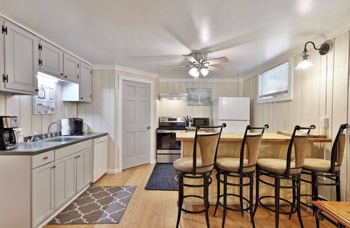 Killington House | Powder Park Place: Lower Unit. Cozy and close to the Mountain! Discounted ski rentals.