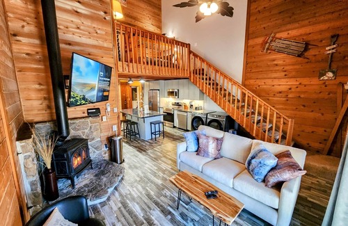 Snowshoe Ski Chalet | PowderMonkey 2br/2ba+Loft - Ski out & PET friendly