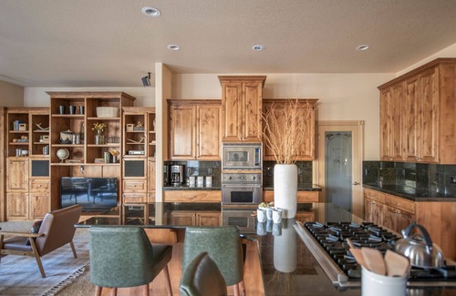 Old Farm District House | Powell by AvantStay | Secluded Home only 10 Mins from DT Bend w/Hot Tub