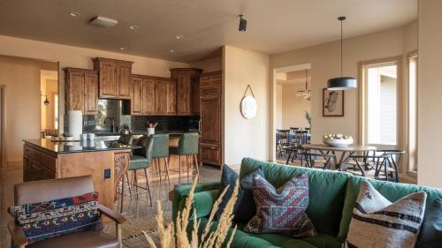 Bend House | Powell by AvantStay Secluded Home only 10 Mins from DT Bend w Hot Tub