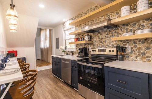 Hendersonville House | Power & Water/Disaster Relief Stays/2BR 2BA