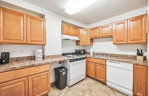 Downtown Harrisburg Apartment | PP 1002 Modern Corporate 2br, pool, Gym