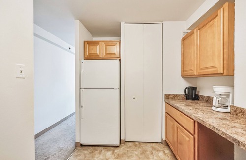 Downtown Harrisburg Apartment | PP 1002 Modern Corporate 2br, pool, Gym