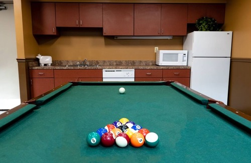 Downtown Harrisburg Apartment | PP 1111 Modern Corporate 1br, pool, Gym