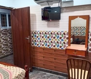 Arakkonam Hotel | PPH LIVING Mahalaksmi Lodging