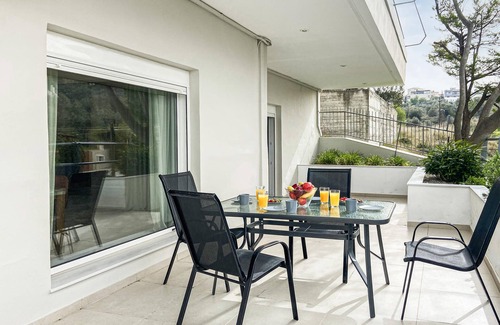 Chalcis Apartment | Practical apartment near Chalkida directly on the bay.