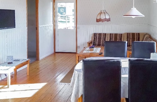 Sjotorp House | Practical cottage right on the shore of Lake Vänern.
