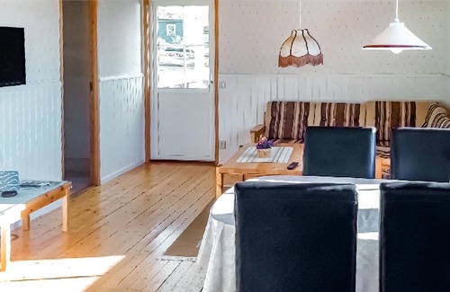 Sjotorp House | Practical cottage right on the shore of Lake Vänern.