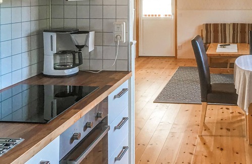 Sjotorp House | Practical cottage right on the shore of Lake Vänern.