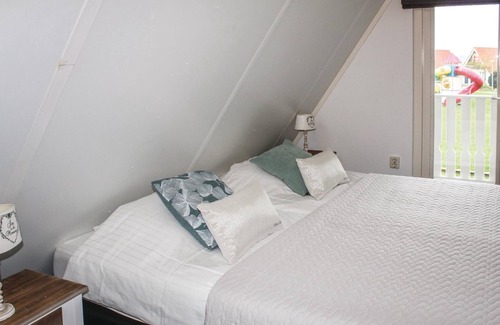 Den Oever House | Practically furnished vacation home located on the edge of a vacation park near the Ijsselmeer (3 km