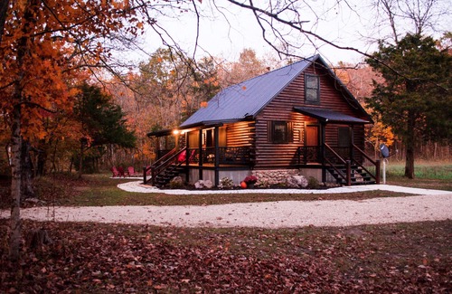 Eminence Cabin | Prairie Hollow Hideaway, cozy 3-bedroom log cabin located 1 mile from Two Rivers