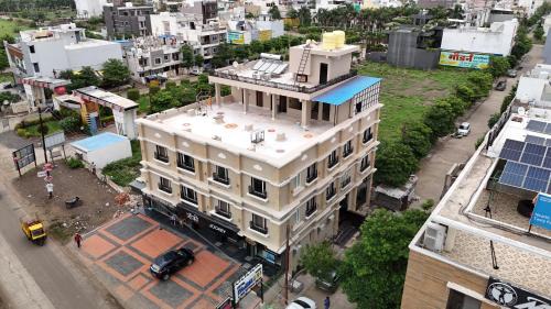 Sanwer Hotel | Pravasa Stay Near Luv Kush Square