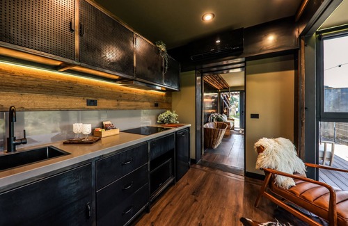 Hepburn Cottage | Precariously perched villa on edge of ravine