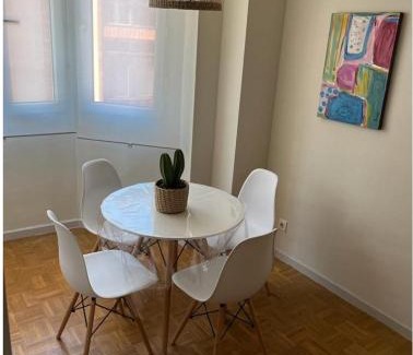Distrito Llano Apartment | Precioso apartamento soleado, recién amueblado en Gijón