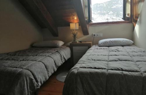 Taull Apartment | Precioso triplex con jardín y Wifi Puig Falcó 1