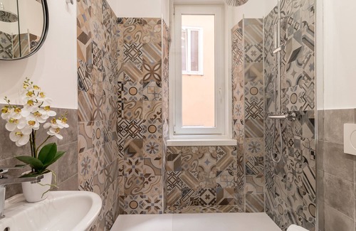 Trieste City Centre Apartment | Pregiata camera con bagno privato - Blu di Persia