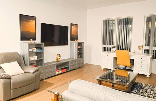 Little Tokyo House | Premier 2BR in Downtown LA's Art Hub