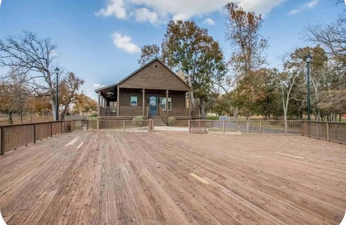 Van Zandt County House | Premier country house with top amenities in Ben Wheeler near Canton Trade Days