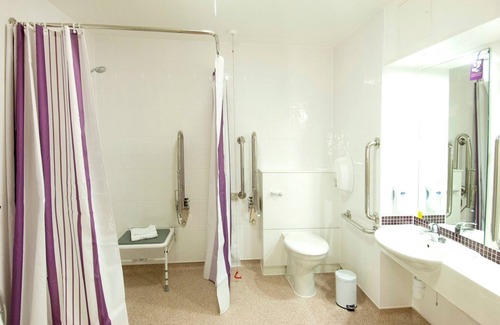 Hillingdon Hotel | Premier Inn London Hayes North