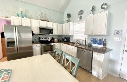 Sunset Beach House | PREMIER location; CONCIERGE linen service; 2 PRIMARY SUITES