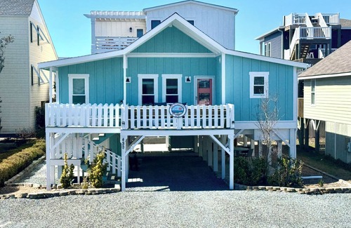 Sunset Beach House | PREMIER location; CONCIERGE linen service; 2 PRIMARY SUITES
