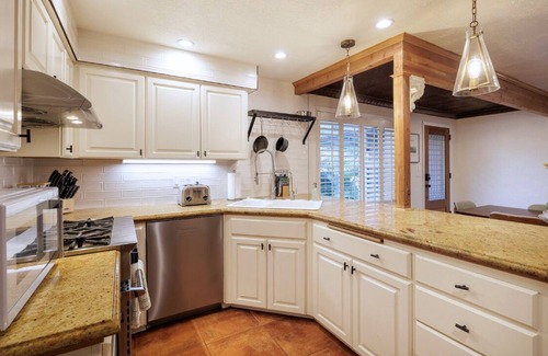 Harlow House | Premier Location: Group-Friendly, Walk to Autzen!