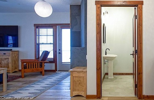 Snowshoe Apartment | Premier Soaring Eagle 204: 6 Bedrooms, 4.5 Baths: Ski In / Ski Out