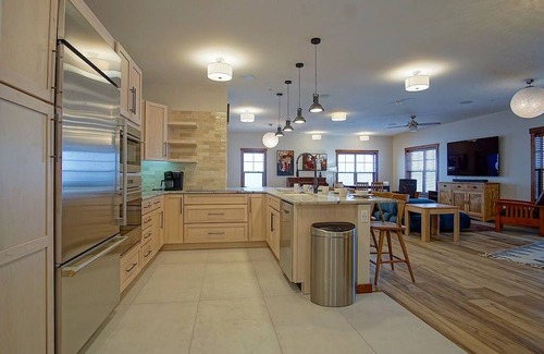 Snowshoe Apartment | Premier Soaring Eagle 204: 6 Bedrooms, 4.5 Baths: Ski In / Ski Out