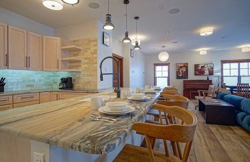Snowshoe Apartment | Premier Soaring Eagle 204: 6 Bedrooms, 4.5 Baths: Ski In / Ski Out