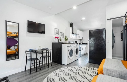 Beverly Green House | Premier Studio Escape: Luxe Stay Near Vegas Strip