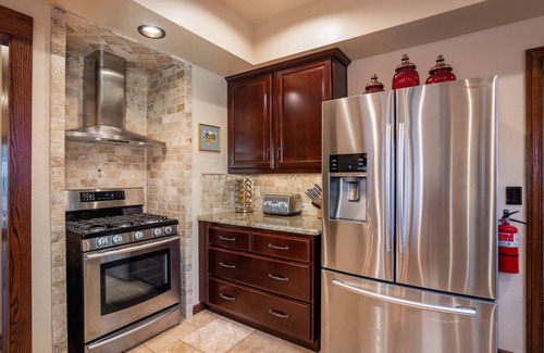 Mariposa House | Premier Town Villa in the Yosemite Area with Hot tub, Patios and Sport Court