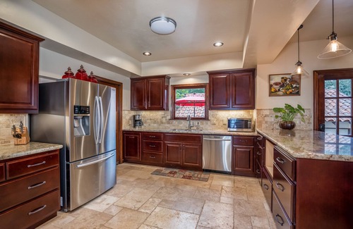 Mariposa House | Premier Town Villa in the Yosemite Area with Hot tub, Patios and Sport Court