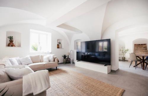 Landshut Apartment | Premium Apartment Landshut Altstadt 100" TV Gaming Tiefgarage