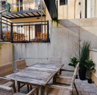 Landshut Apartment | Premium Apartment Landshut Altstadt 100" TV Gaming Tiefgarage