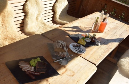 Emberg Ski Chalet | Premium Chalet Zirbe - SKI in/SKI out, Sauna-Jacuzzi - by "wachterhof"